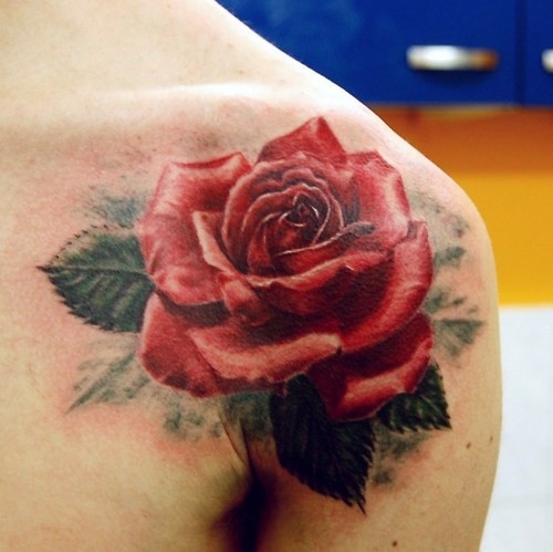 tatouage fleur rose rouge