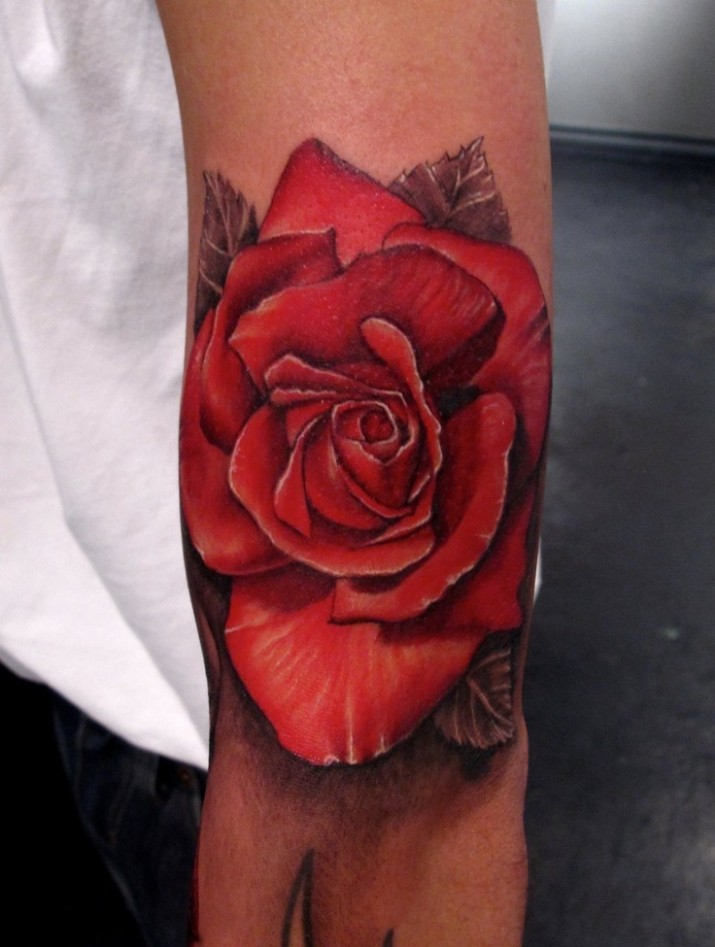 tatouage fleur rose rouge