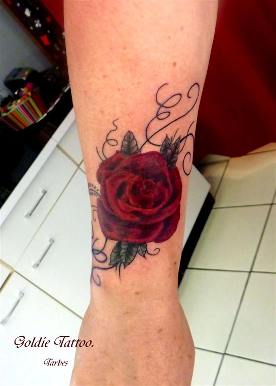 tatouage fleur rose rouge