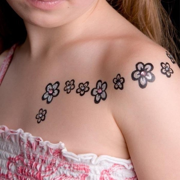 tatouage fleur simple