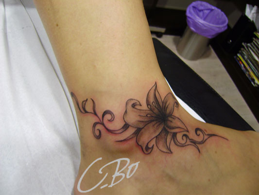 tatouage fleur sur cheville