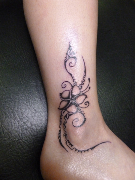 tatouage fleur sur cheville