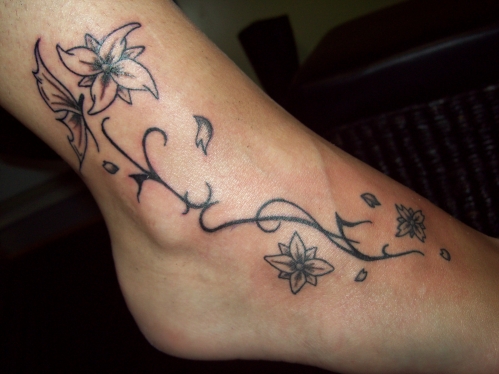 tatouage fleur sur cheville