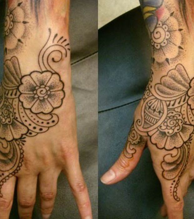 tatouage fleur sur la main