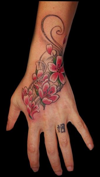 tatouage fleur sur la main