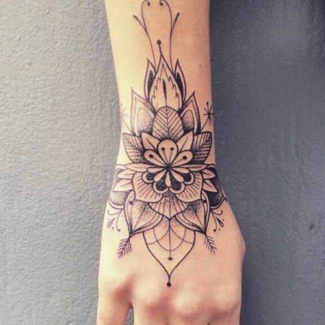 tatouage fleur sur la main