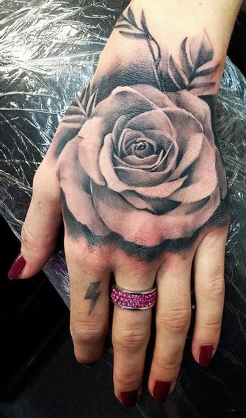 tatouage fleur sur la main