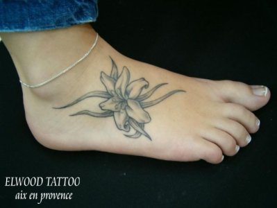 tatouage fleur sur le pied