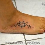 tatouage fleur sur le pied
