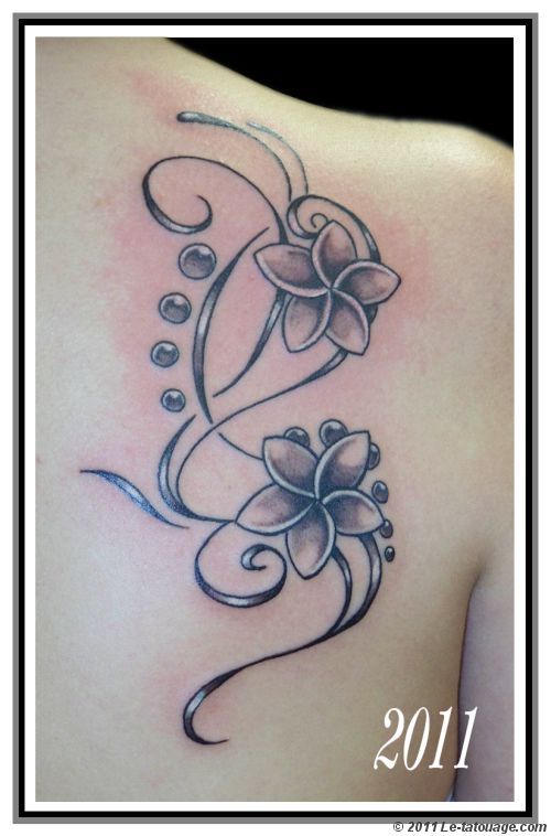 tatouage fleur tiaré