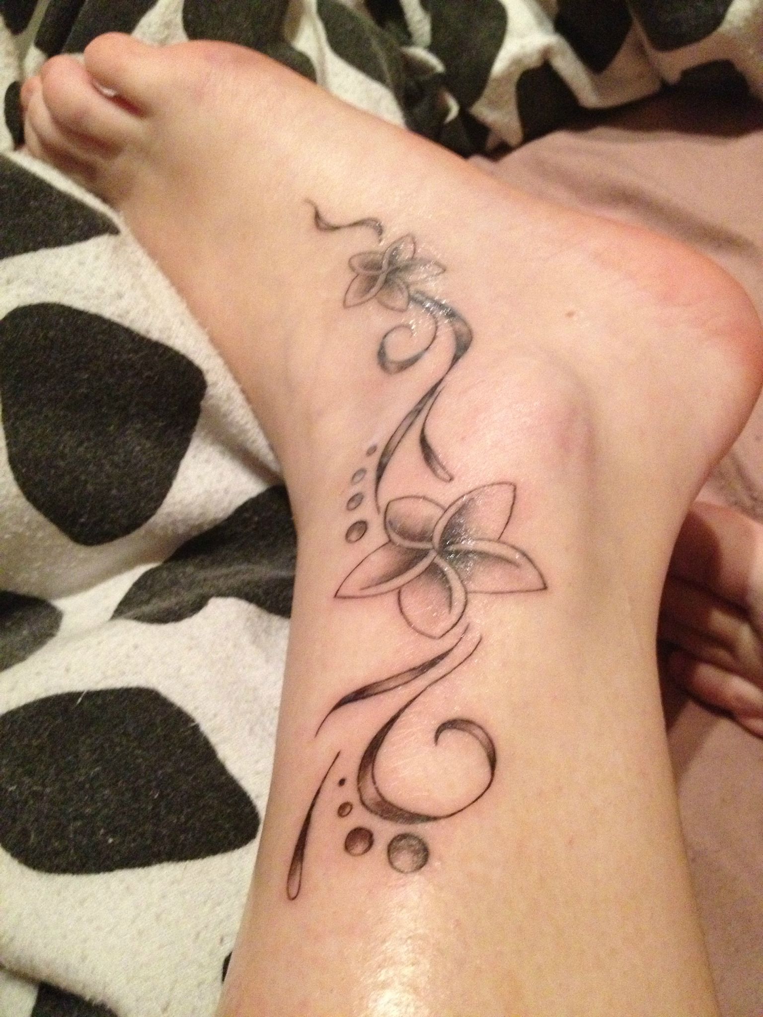 tatouage fleur tiaré