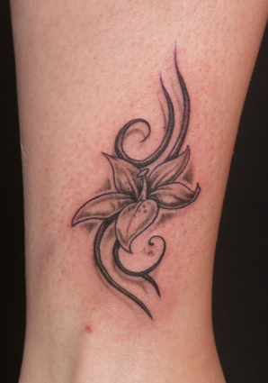 tatouage fleur tribal