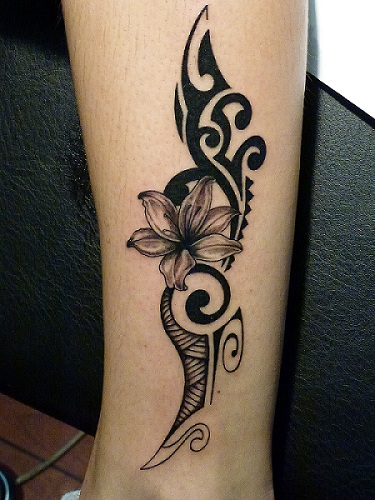tatouage fleur tribal