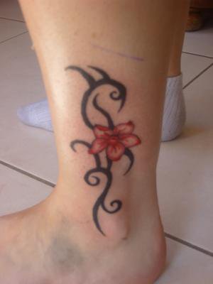 tatouage fleur tribal cheville