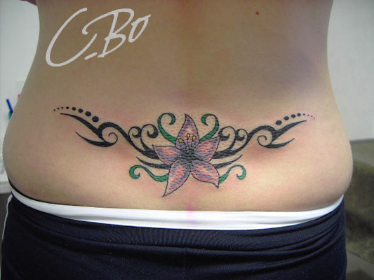 tatouage fleur tribal dos