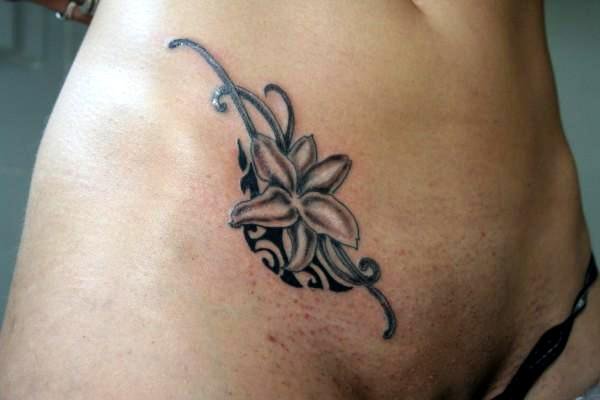 Tatouage fleur vanille