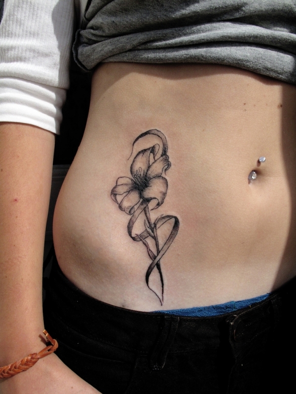 tatouage fleur ventre