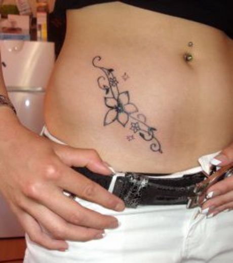 tatouage fleur ventre