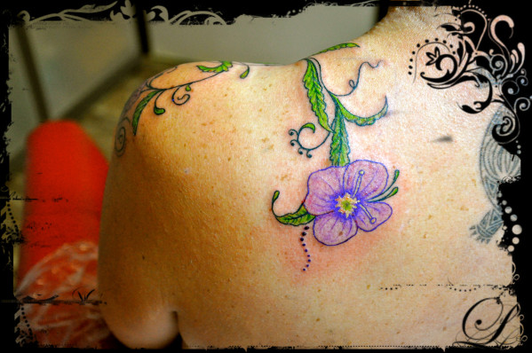 tatouage fleur veronique