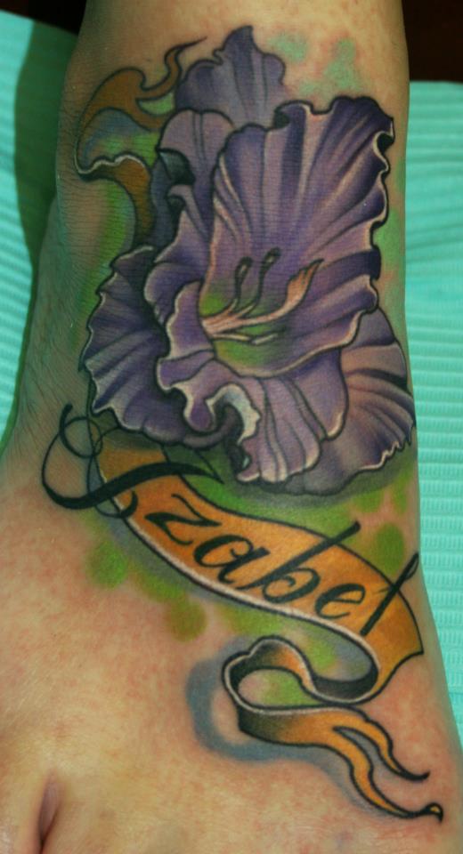tatouage fleur violette