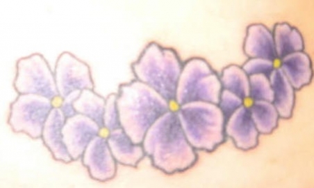 tatouage fleur violette