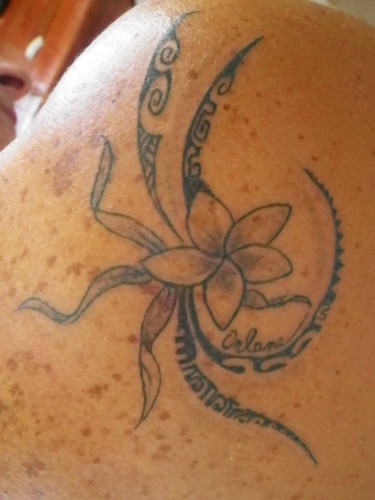 tatouage fleur ylang ylang