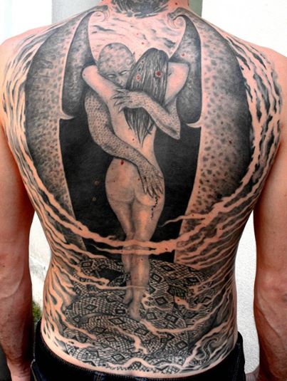 tatouage gothique dans le dos