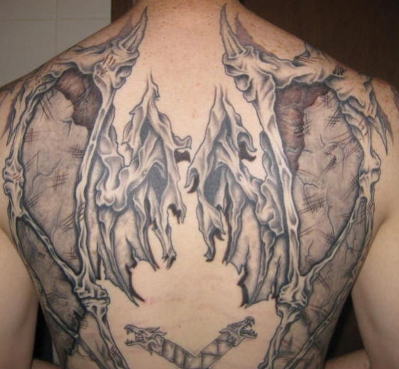 tatouage gothique dans le dos