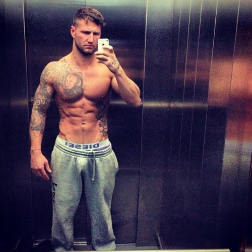 tatouage haut des pectoraux