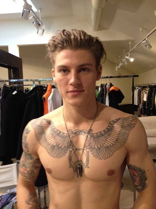 tatouage haut des pectoraux