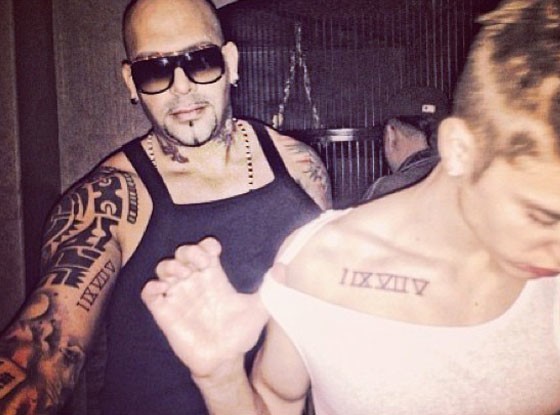 tatouage haut des pectoraux