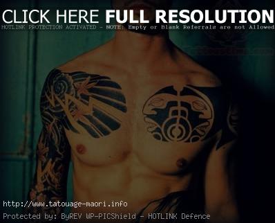tatouage haut des pectoraux