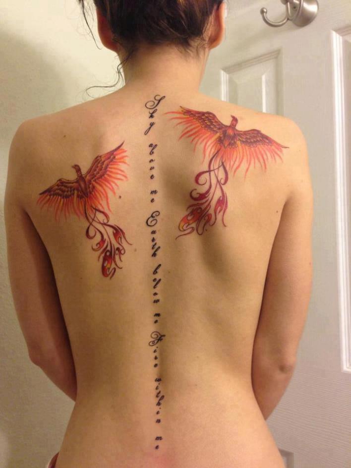 tatouage haut du dos femme fleur