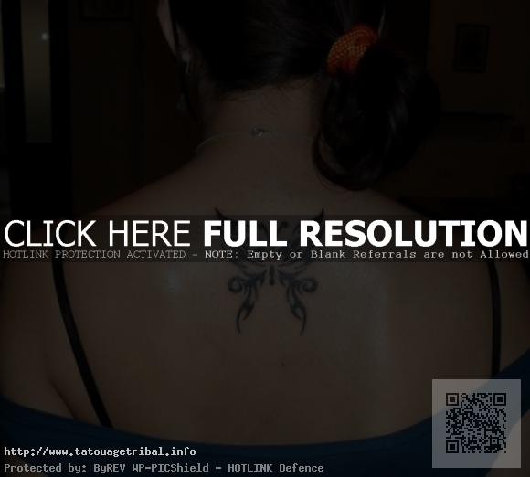 tatouage haut du dos femme papillon