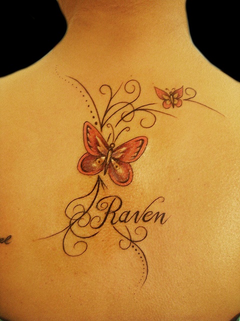 tatouage haut du dos femme papillon