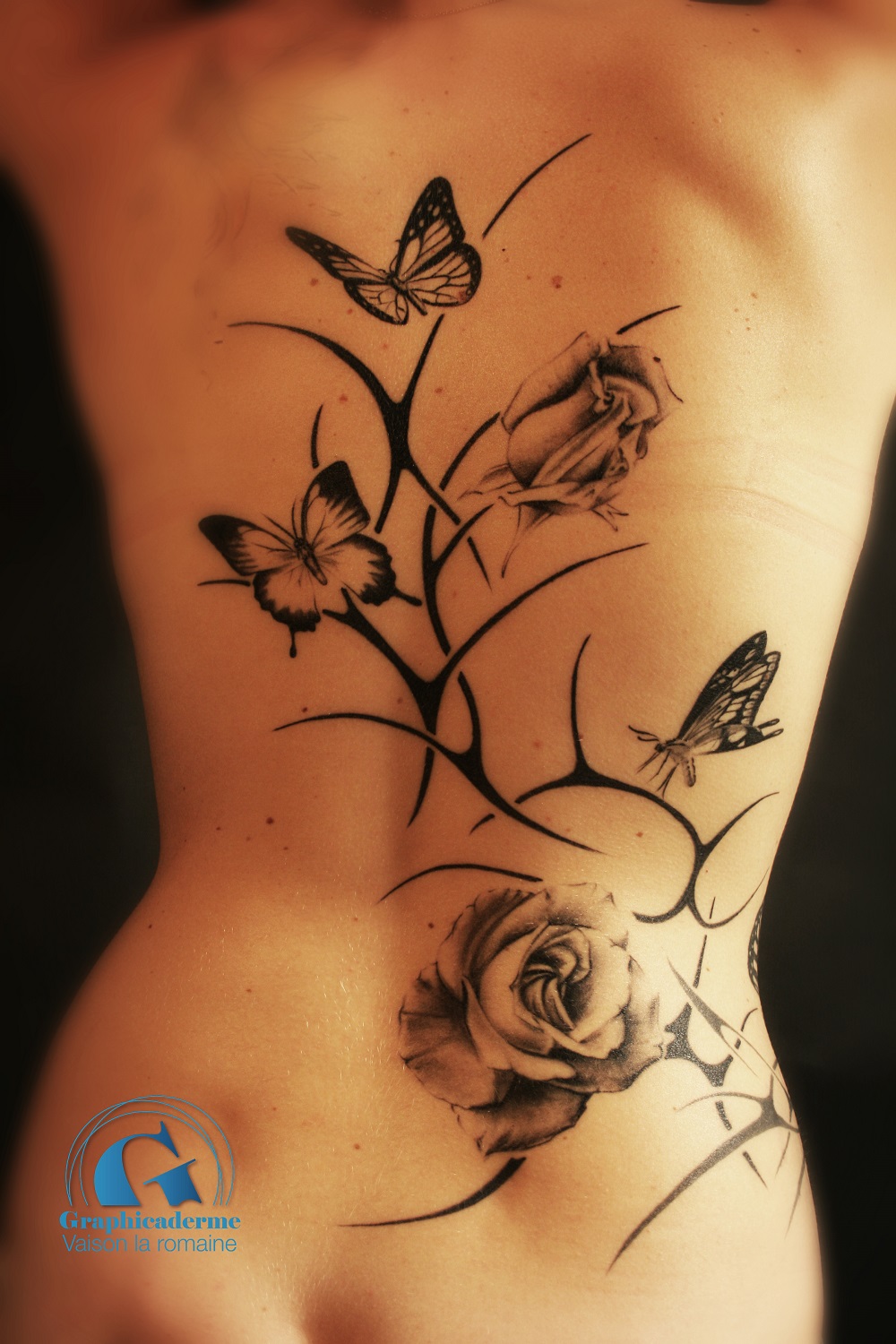 tatouage haut du dos femme papillon