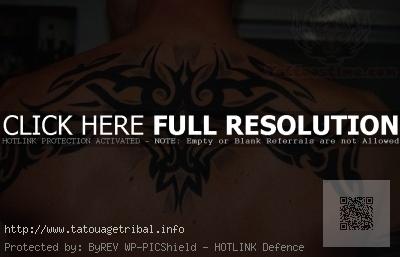 tatouage haut du dos homme tribal