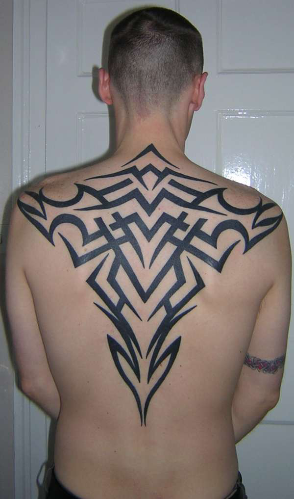tatouage haut du dos homme tribal