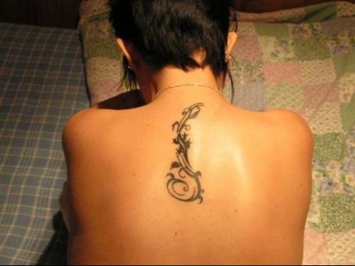 tatouage haut du dos péridurale
