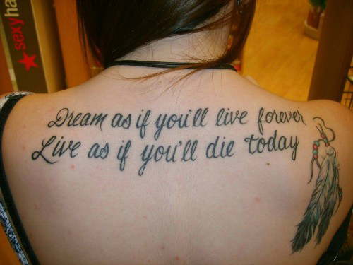 tatouage haut du dos phrase