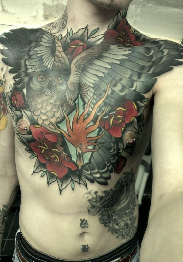 tatouage hibou poitrine