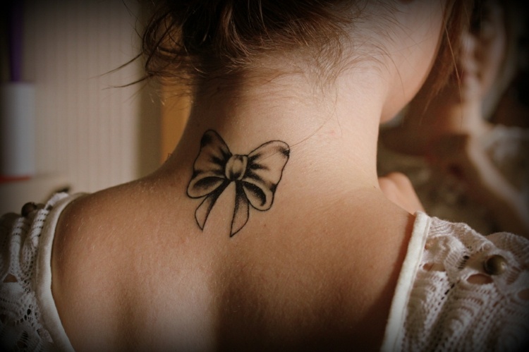 tatouage hiboux nuque
