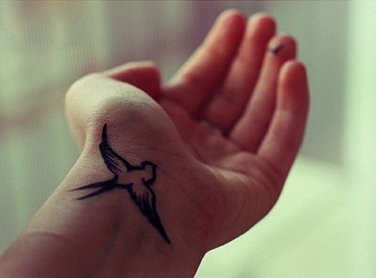 tatouage hirondelle au poignet