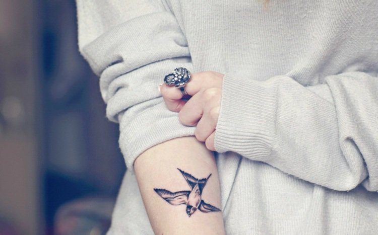 tatouage hirondelle au poignet