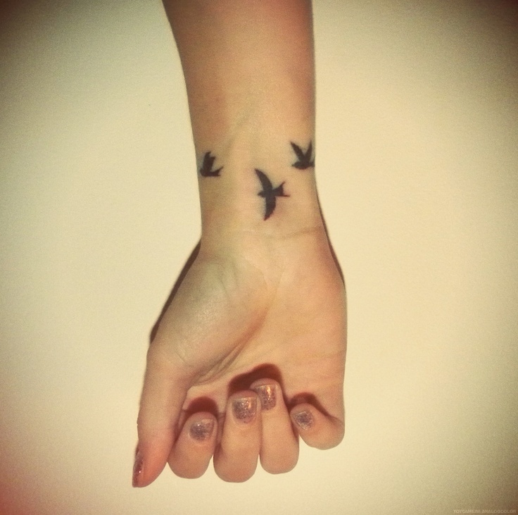 tatouage hirondelle au poignet