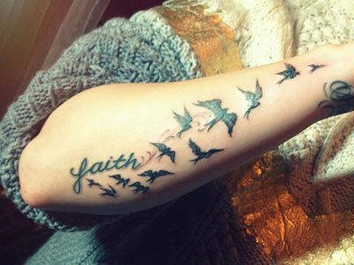 tatouage hirondelle avant bras
