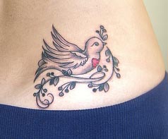 tatouage hirondelle avec cerise dans le bec