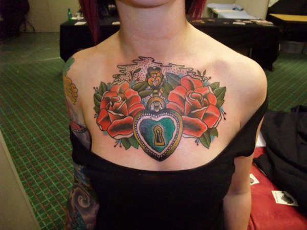 tatouage hirondelle avec cerise dans le bec