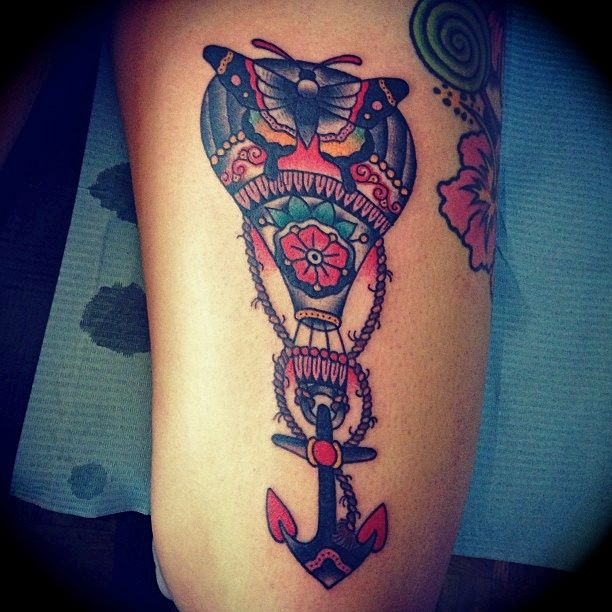 tatouage hirondelle avec cerise dans le bec