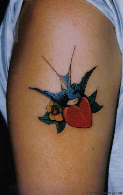 tatouage hirondelle avec coeur